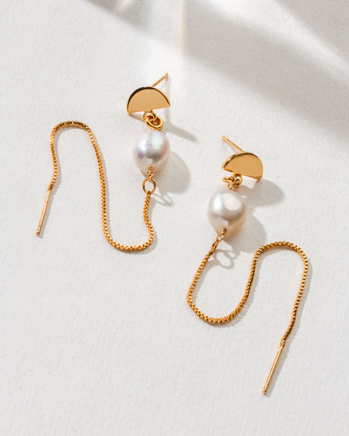 Art Deco Pearl Threader Earrings with gold chain and pearl accent.