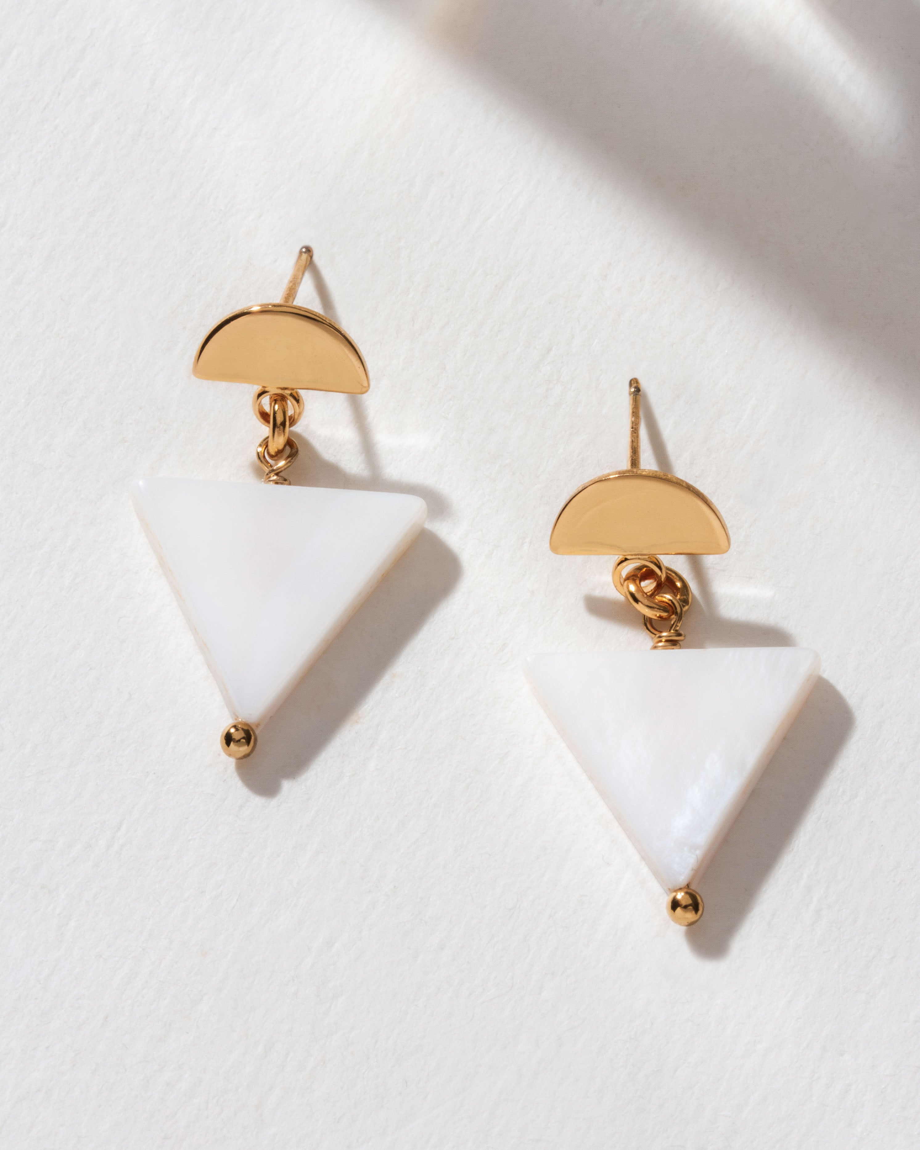 Acute Style mother-of-pearl stud earrings with triangular drops