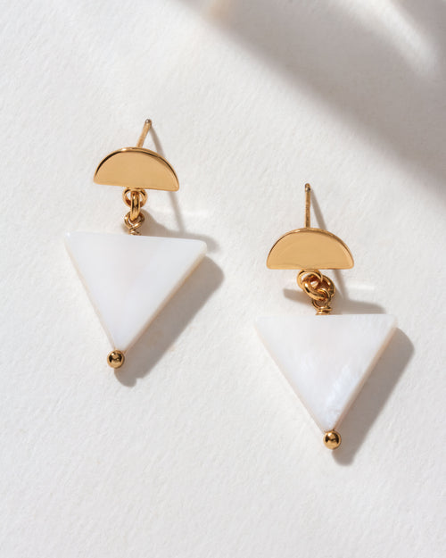 Acute Style mother-of-pearl stud earrings with triangular drops