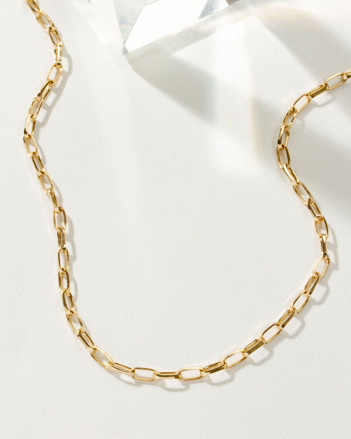 Close-up of the Universal Classic Chain, a gold-colored paperclip chain with faceted edge detailing.